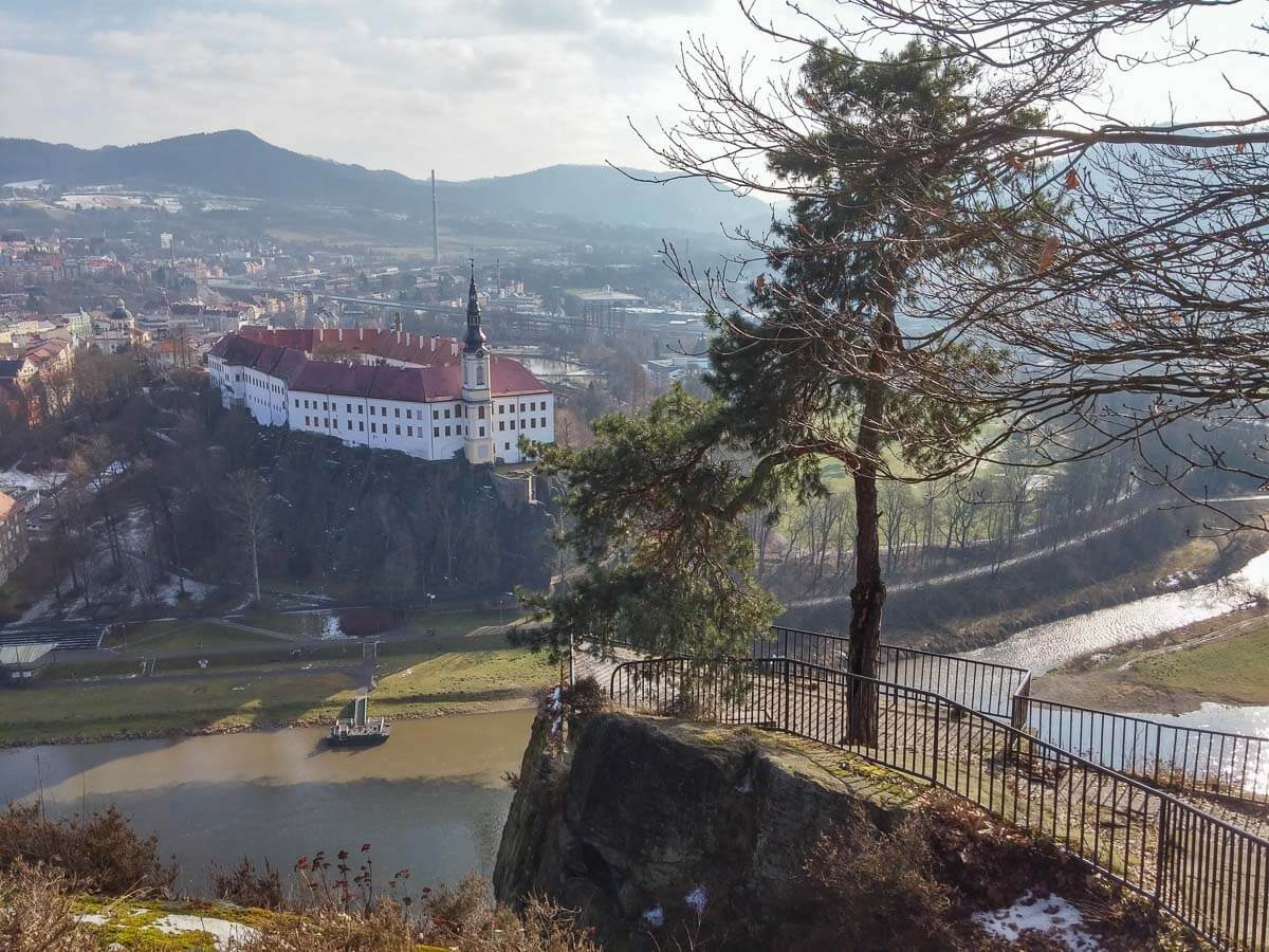 Pastýřská stěna — skála s vyhlídkou nad Labem v Děčíně